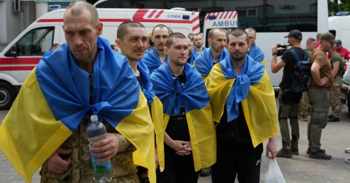 Українські полонені після повернення додому. Фото: Маркіян Лисейко