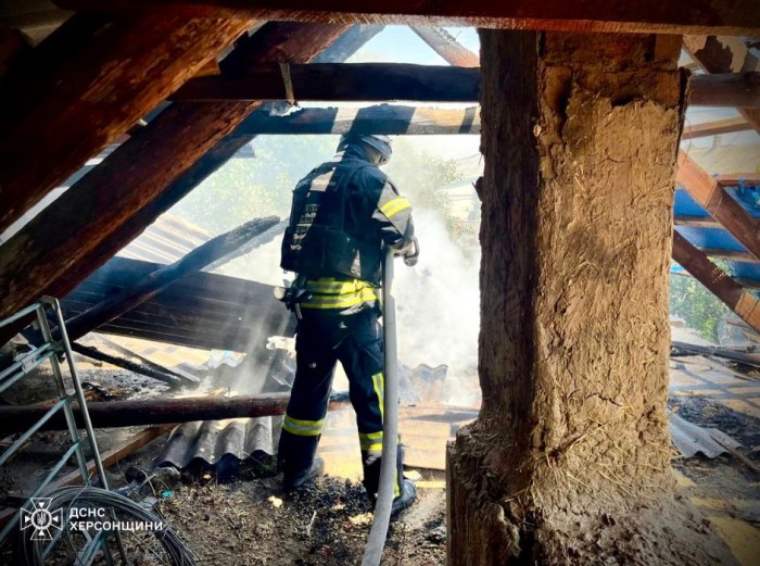 Наслідки російського дронового удару по Херсону, фото: ДСНС