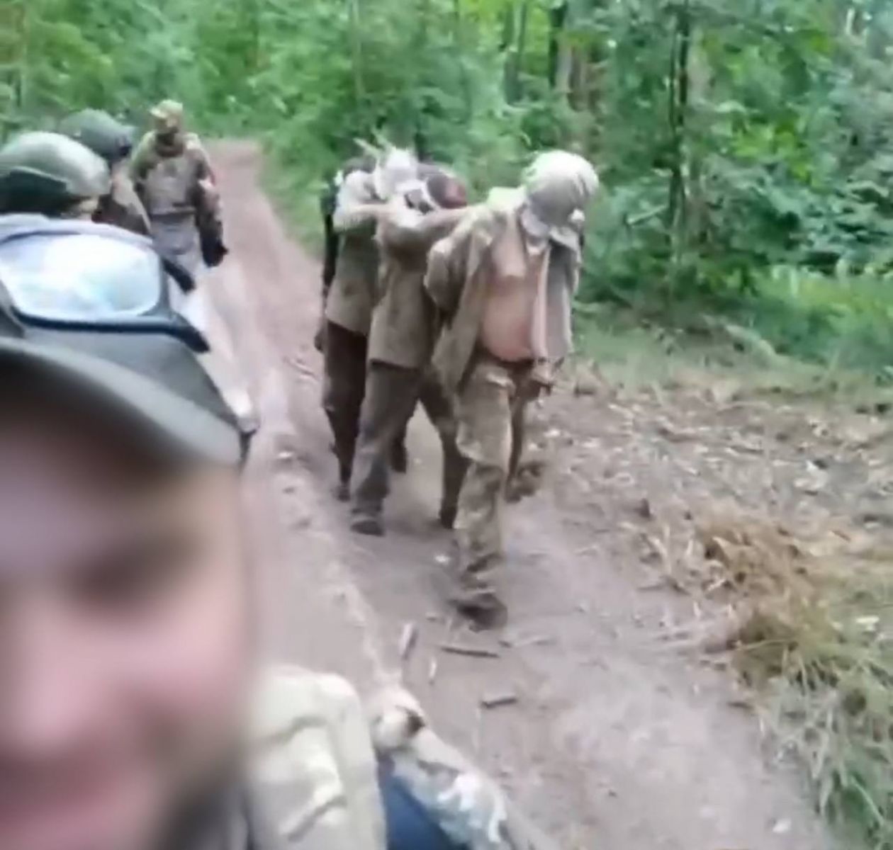 Знущання над українськими військовополоненими. Скріншот з відео