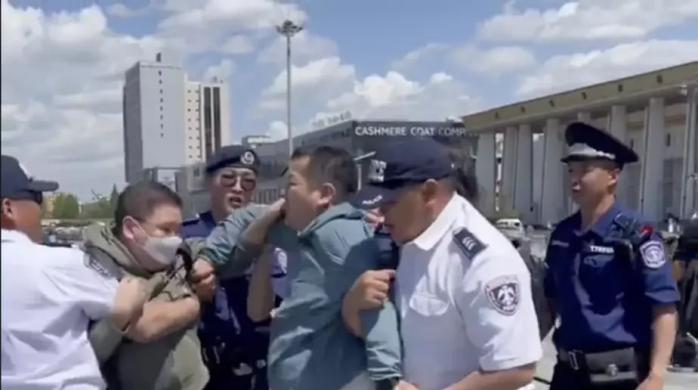 У Монголії затримали активістів, які з українським прапором протестували проти візиту лукашенка