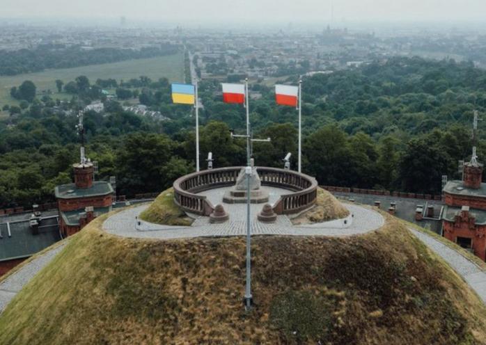 Депутат Сейму зняв із флагштока у Кракові прапор України, який висить там з 2022 року