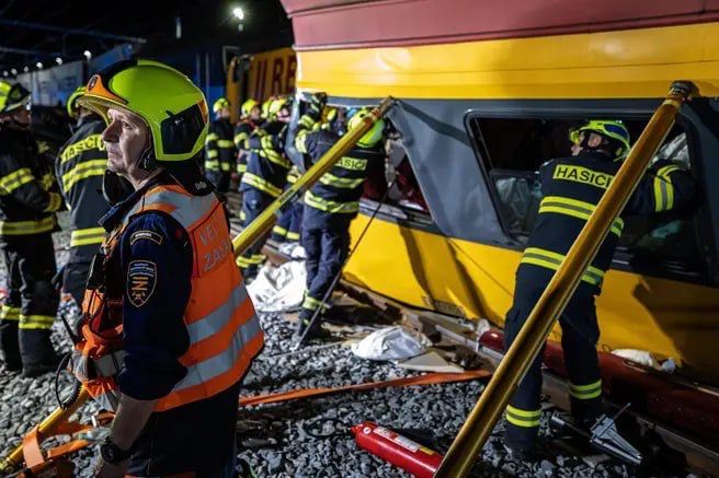 Пасажирський експрес з українцями та вантажний потяг зіштовхнулися в Чехії. Фото: HZS_Pardubice