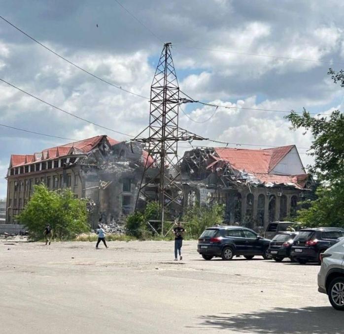 Казармы летного училища - что известно о прилетах в Луганске.