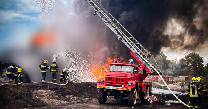 На Київщині ліквідовано масштабну пожежу на промисловому обʼєкті, фото: ДСНС