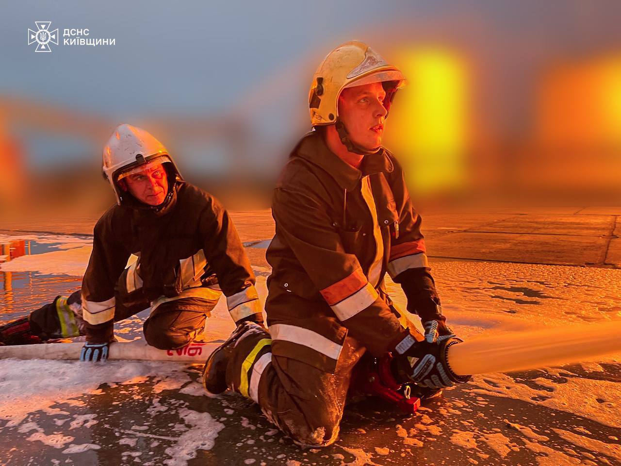 Рятувальники ліквідовують пожежу, що виникла внаслідок падіння уламків. Фото: ДСНС