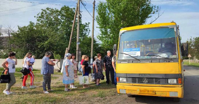 Ворог атакував соціальний автобус на Сумщині. Фото: 