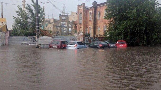 В Киеве снова непогода, и опять затопило улицы (ФОТО, ВИДЕО)