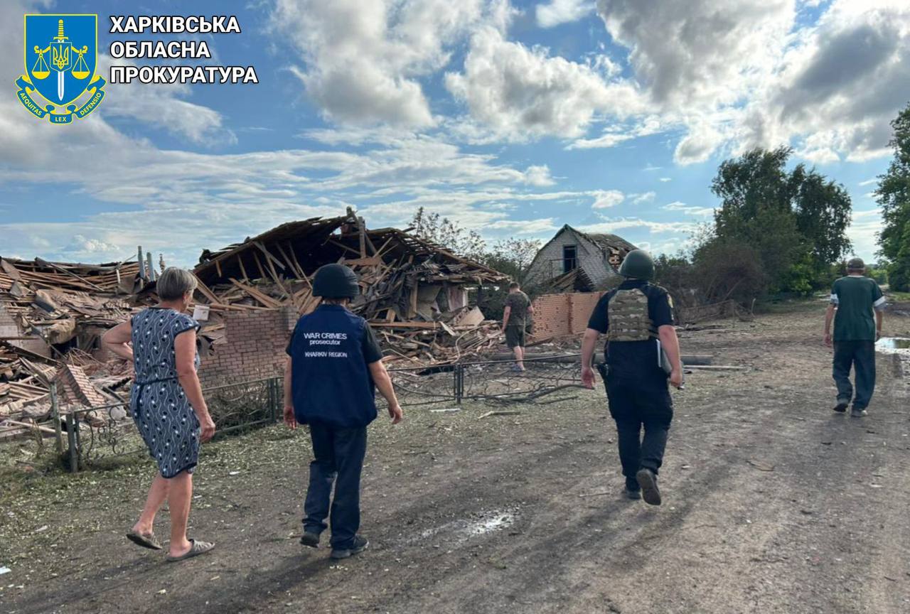 Окупанти вдарили по селу на Харківщині. Фото: Офіс генпрокурора