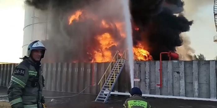 В Ростовской области рф загорелись резервуары с нефтепродуктами, скриншот видео