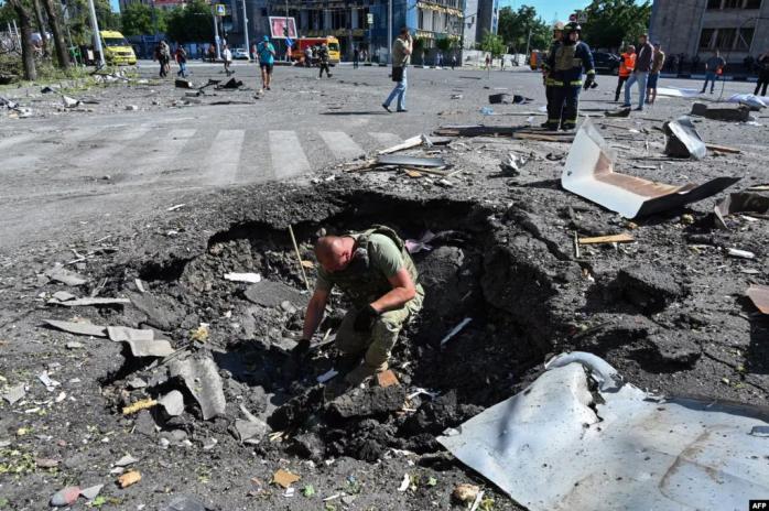 Полиция показала видео прилета КАБ в центр Харькова