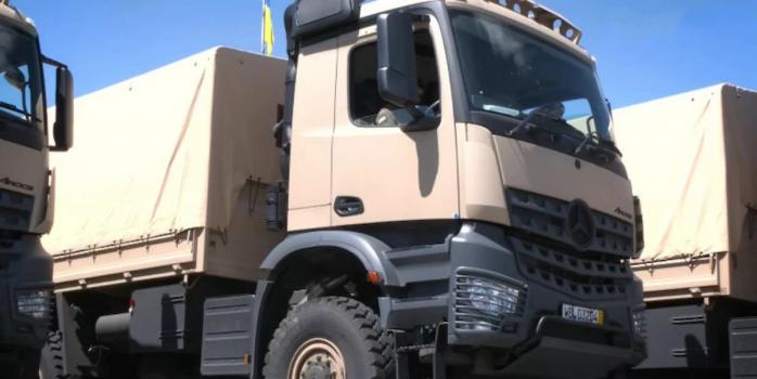 Украинские пограничники получили от Германии грузовики Mercedes Arocs, видео скриншот