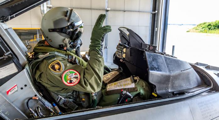 Данія підготувала 50 українських спеціалістів з обслуговування F-16, ще 50 людей навчатимуть після «літньої паузи»