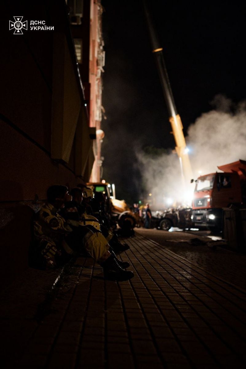 Рятувальна операція в Дніпрі. Фото: ДСНС