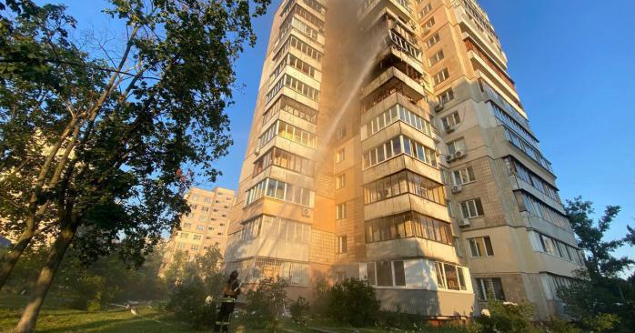 рф атакувала Київ ракетою, її уламки впали на багатоквартирний будинок. Фото: 
