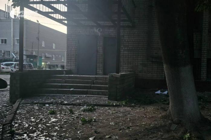 Ночной удар баллистикой по Днепру - семеро пострадавших, поврежден магазин и многоэтажки.