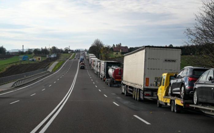 Польша приостановила въезд и выезд украинских фур без разрешения на международные грузовые перевозки