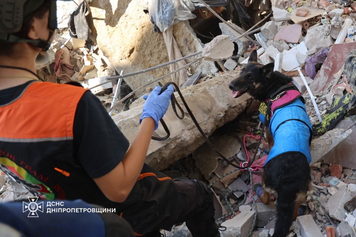У Дніпрі досі шукають людей, які опинилися під завалами. Фото: ДСНС