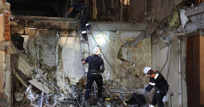 Последствия удара по многоэтажке в Днепре. Фото: ГСЧС