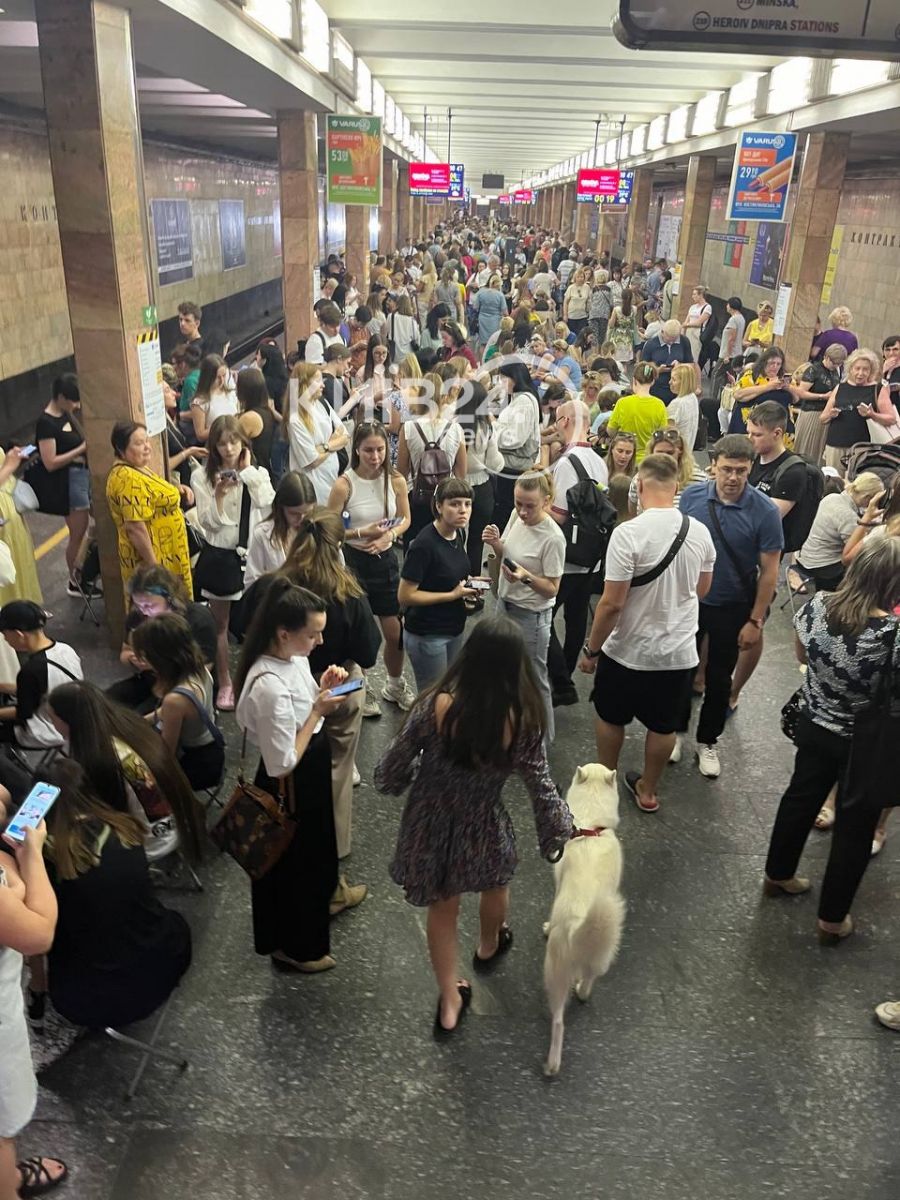 Кияни рятуються на станції метро. Фото: ТК Київ