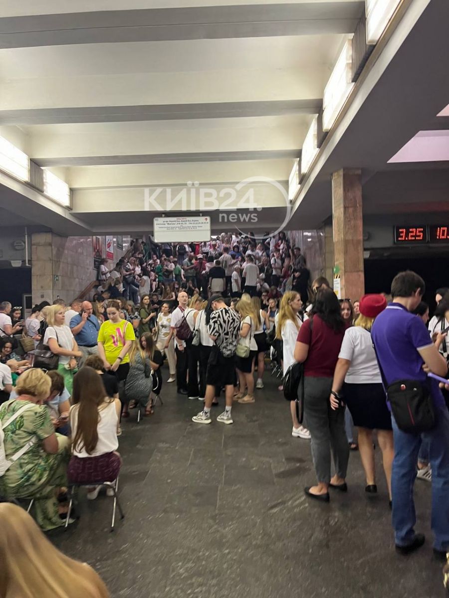 Кияни рятуються на станції метро. Фото: ТК Київ