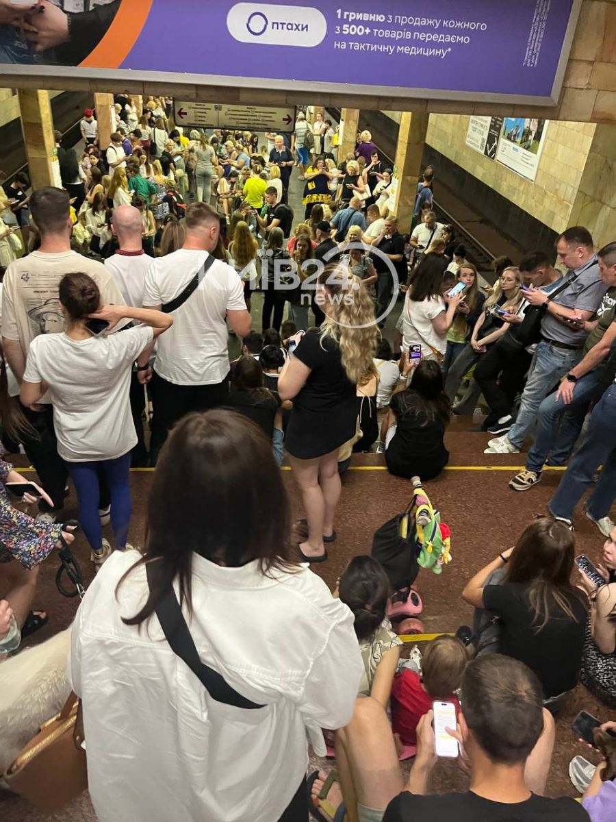 Кияни рятуються на станції метро. Фото: ТК Київ