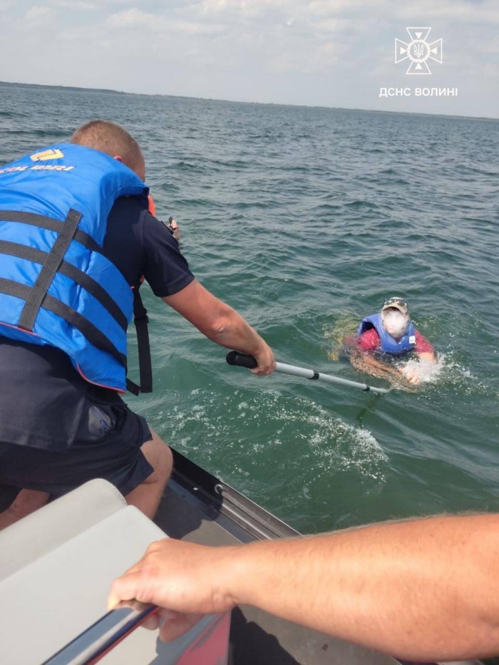На Світязі рятувальники допомогли двом відпочивальникам, фото: ДСНС