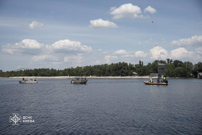 При обрыве троса на аттракционе в центре Киева находился 20-летний парень