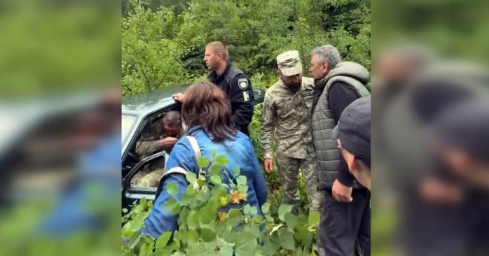 Напад на представника ТЦК у Ворохті. Скріншот з відео