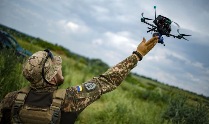 В сети опубликовали полное видео, как с помощью FPV-дрона сбили российский ударный вертолет