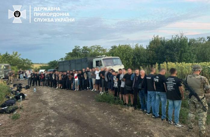 Операція "Рукавичка" - прикордонники виявили півсотні утікачів за кордон у "КамАЗі" 