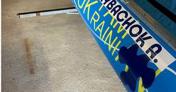 Анастасию Рыбачок заставили залепить часть фразы «I am Ukrainian» на каноэ, фото: «Телебачення Торонто»