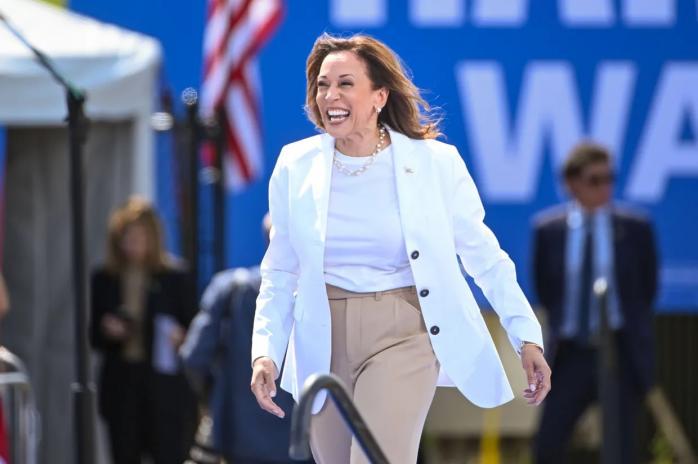 Гарріс випереджає Трампа у трьох «хитких» штатах