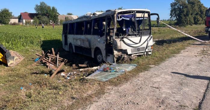 Автобус з дітьми потрапив в ДТП на Хмельниччині. Фото: прокуратура