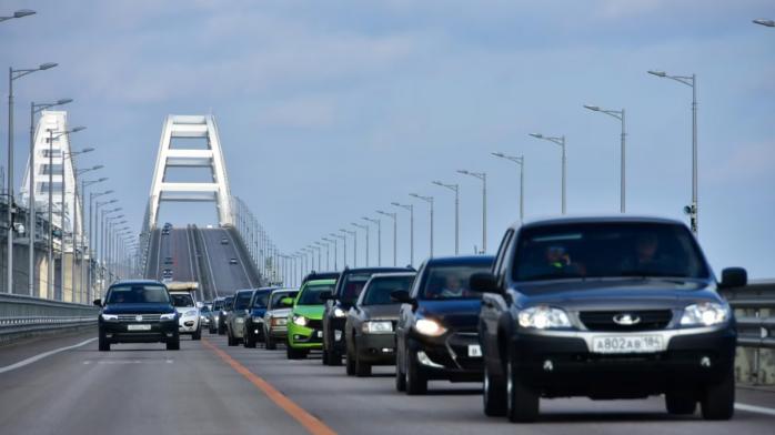 В пробках перед Керченским мостом со стороны россии стоит почти тысяча автомобилей