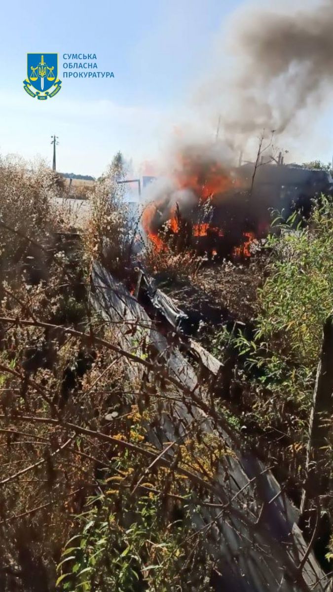 Російський БпЛА влучив в авто на Сумщині. Фото: прокуратура