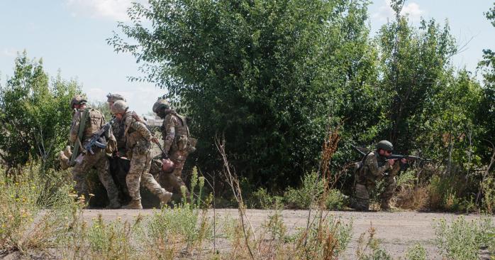 Гвардійці евакуювали пораненого під час запеклих боїв. Фото: Генштаб