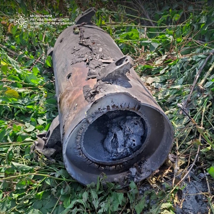 Вилучення уламків ракети у Києві, фото: ДСНС