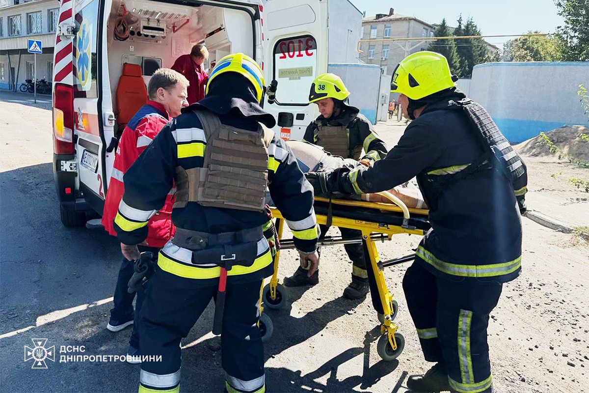 Наслідки обстрілу. Фото: ДСНС