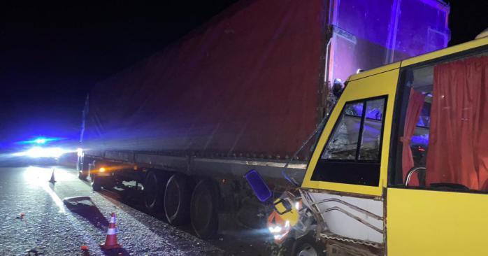 Автобус з військовими врізався у фуру на Львівщині. Фото: НПУ