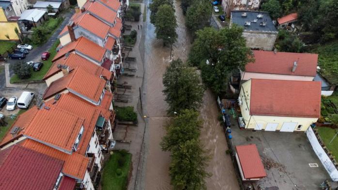 Південь Польщі затоплює - людей вивозять, є перша смерть, зупинилася залізниця