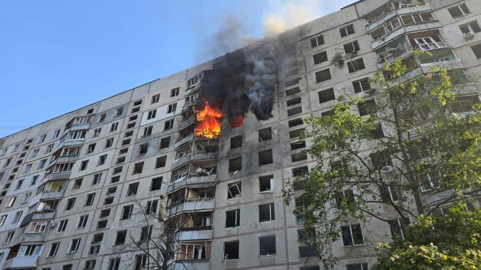 Окупанти влучили по багатоповерхівці в Харкові. Фото: Володимир Зеленський у Telegram