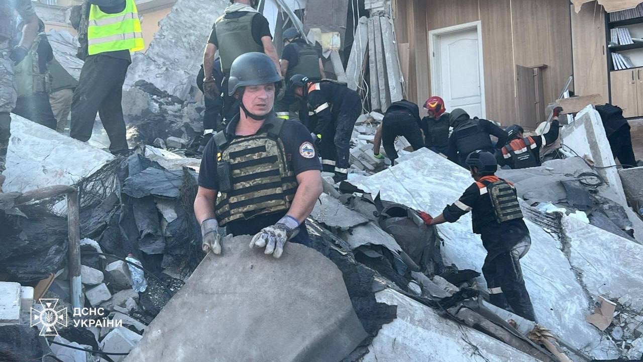 У Кривому Розі під завалами знайшли загиблу жінку. Фото: ДСНС