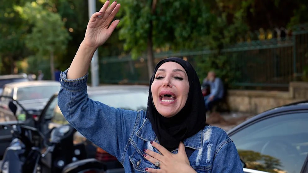 На фото (Hussein Malla/AP/dpa): реакцій мешканки Лівану на загибель Насралли