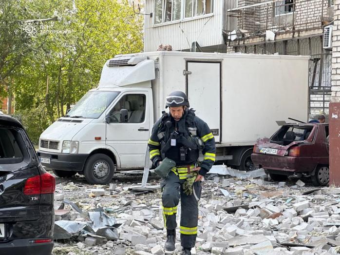 Момент влучання російської авіабомби по багатоповерхівці у Запоріжжі потрапив на відео