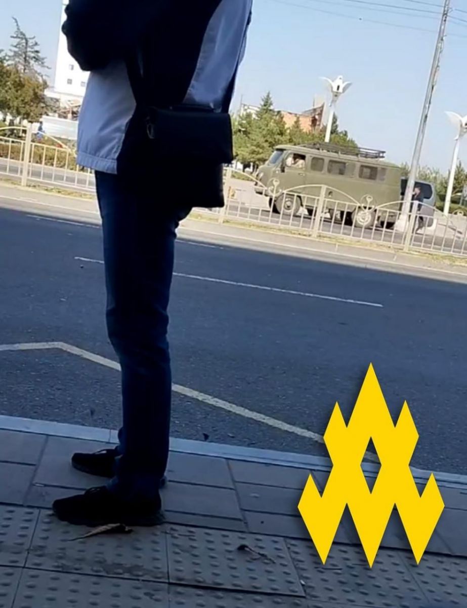 Окупанти переміщують військову техніку в Маріуполі. Фото: «АТЕШ»