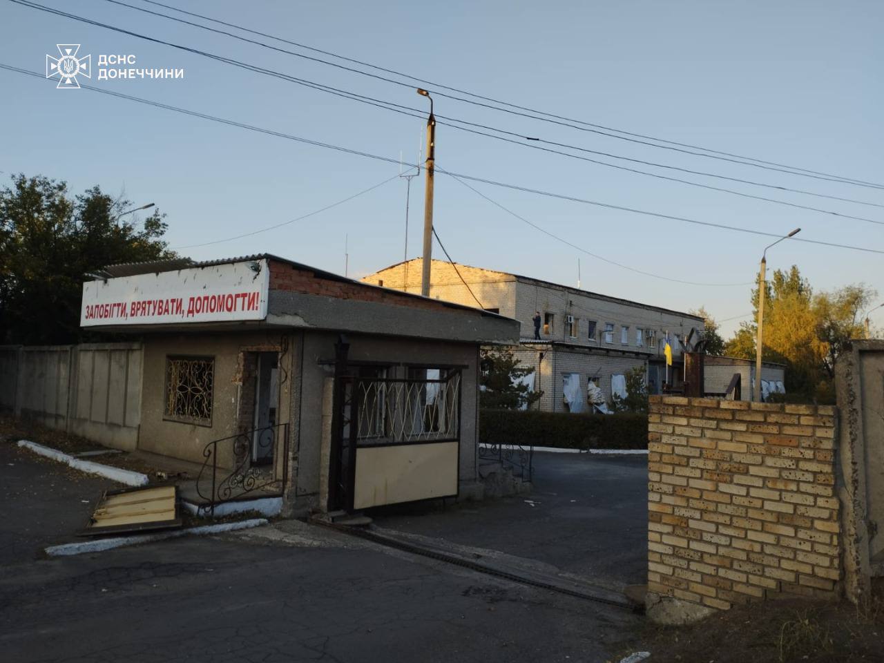 Наслідки російського обстрілу, фото: ДСНС