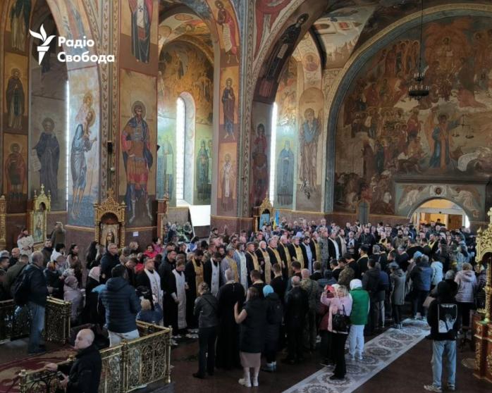 У Свято-Михайлівському соборі Черкас почали службу українською і підняли національний прапор