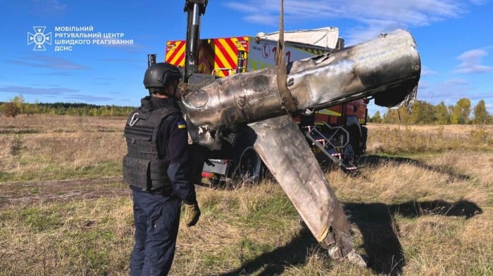 Вилучення залишків ракети на Київщині, фото: ДСНС