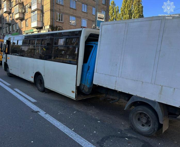 В Киеве грузовик влетел в автобус с пассажирами - много пострадавших