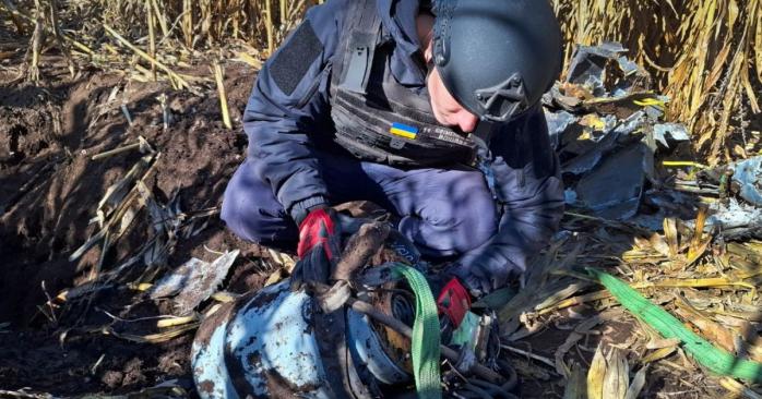 Вилучення бойової частини БПЛА на Київщині, фото: ДСНС